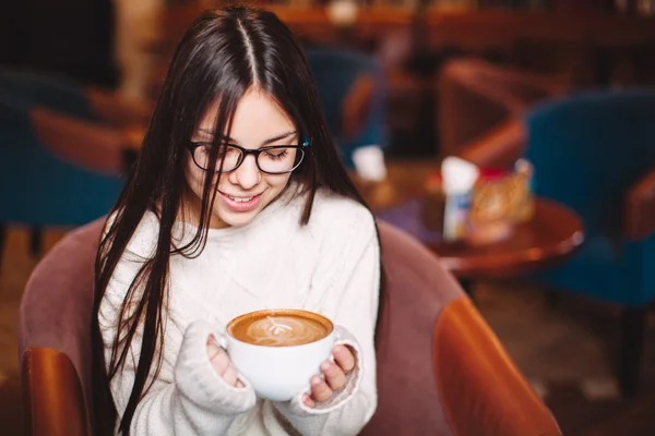 Ung vacker brunett med kopp kaffe — Stockfoto