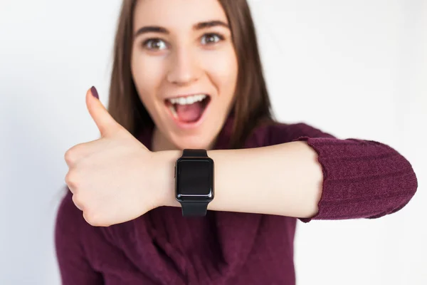 Mulher feliz com smartwatch — Fotografia de Stock