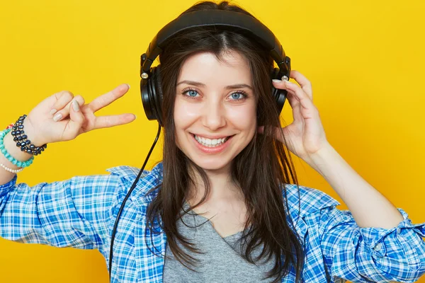 Jovem mulher usando fones de ouvido — Fotografia de Stock