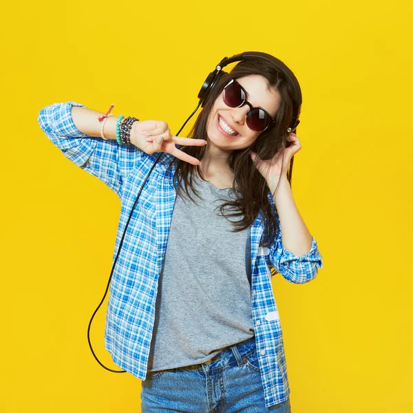 Menina usando óculos de sol e fones de ouvido — Fotografia de Stock