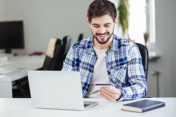 Jungunternehmer mit Laptop — Stockfoto