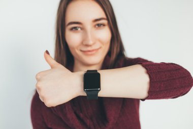 Akıllı izle başparmak göstermek yukarıya ile mutlu kadın.