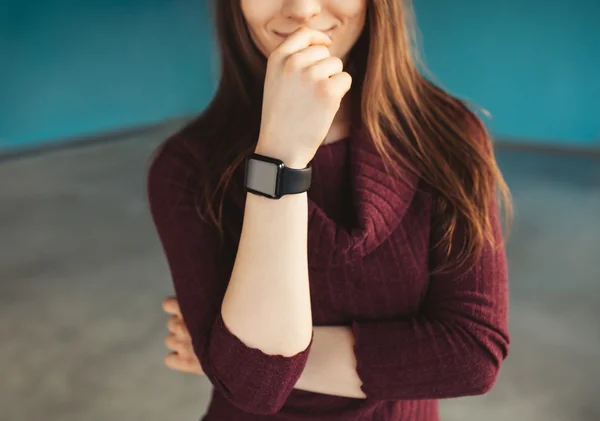 Joven mujer usando smartwatch en su muñeca . — Foto de Stock