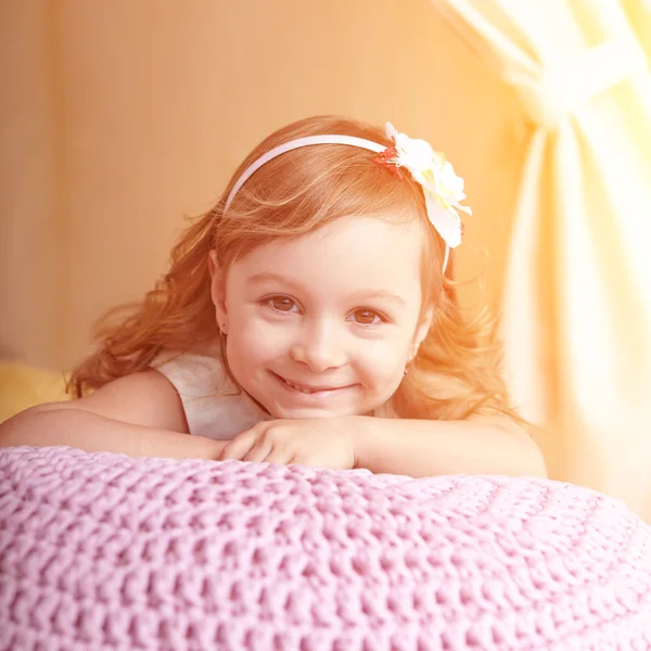 Retrato de cerca de una niña mintiendo —  Fotos de Stock