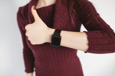 Akıllı bir saati kadın bilek