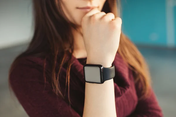 Młoda kobieta sobie pokładzie smartwatch na nadgarstek. — Zdjęcie stockowe