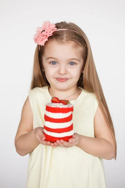 Menina loira criança segurando um bolo de veludo vermelho — Fotografia de Stock