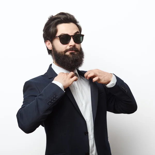 Homem bonito barbudo vestindo terno inteligente — Fotografia de Stock