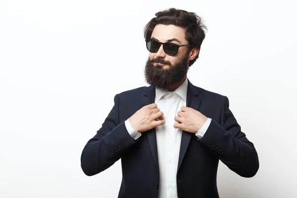 Retrato del tipo hipster feliz con un traje negro de negocios —  Fotos de Stock