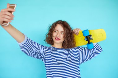 Hipster genç kadın kaykay ile canlı portresi