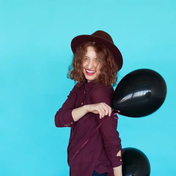 Vrolijke mode meisje dansen met zwarte ballonnen — Stockfoto