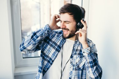 Casual adam kulaklık ile müzik dinleme