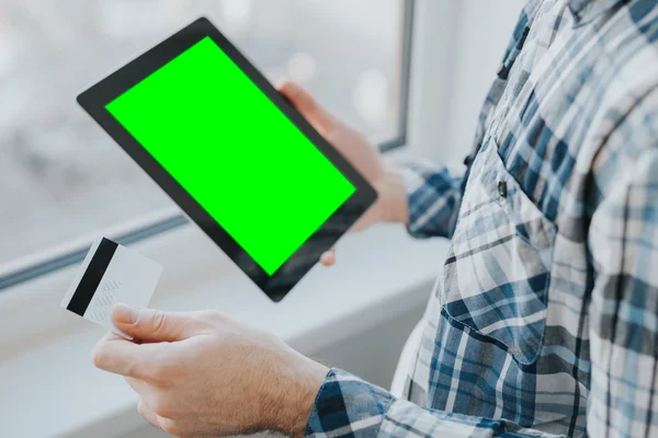 Online-Shopping-Konzept mit Kreditkarte und Tablet — Stockfoto