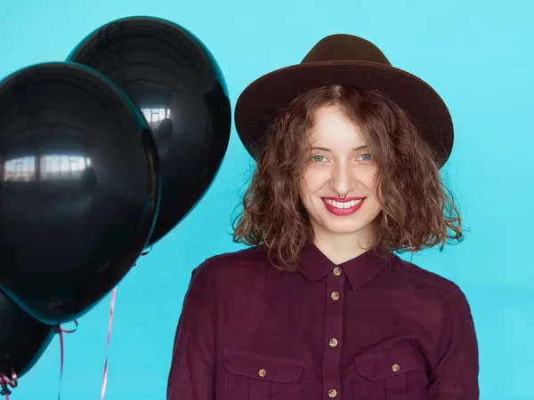 Jeune femme heureuse avec des ballons noirs — Photo