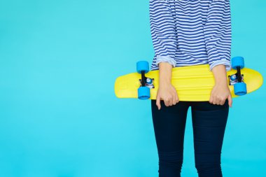 Bir kaykay tutan kız