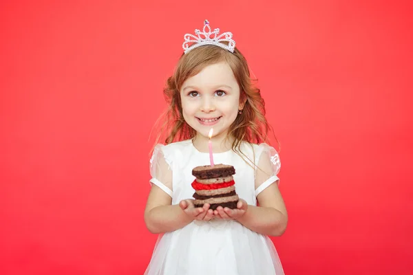 Blondes Haar kleines Mädchen mit Kuchen — Stockfoto