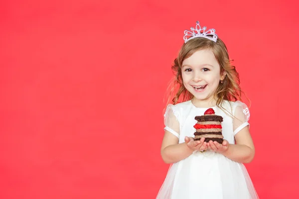 Блондинка волосся маленька дівчинка тримає торт — стокове фото