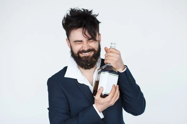 Hombre borracho con una botella de alcohol — Foto de Stock