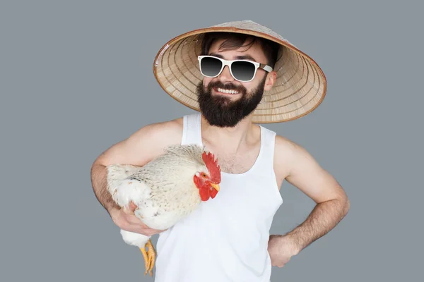 Louco homem segurando um galo — Fotografia de Stock