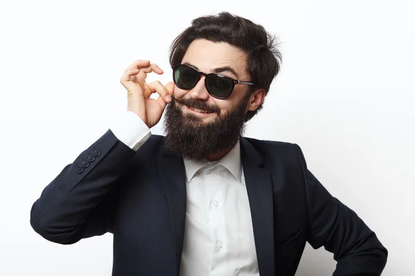 Sonriente hombre con barba tocándose los bigotes — Foto de Stock