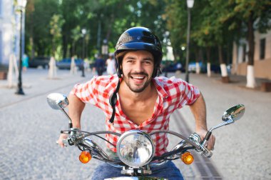 Yakışıklı adam bir scooter sürme 