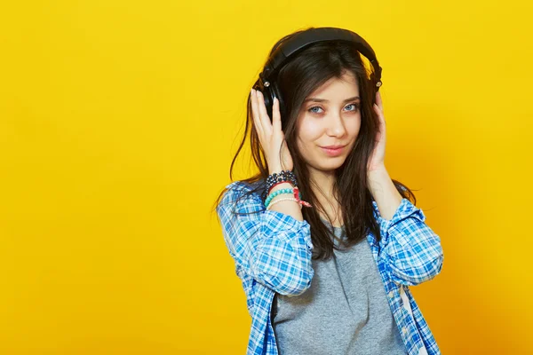 Mulher ouve e gosta da música — Fotografia de Stock