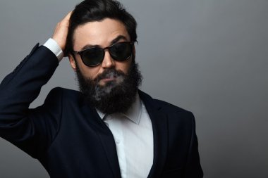 Kendine güvenen ciddi iş dostum sabitleme saç ve yasaktır