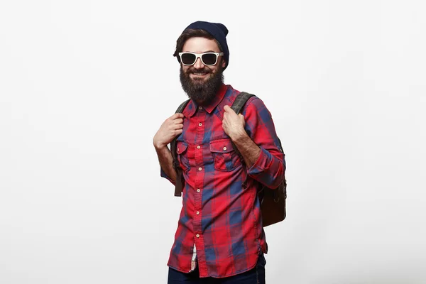 Hombre barbudo joven feliz en gafas con mochila — Foto de Stock