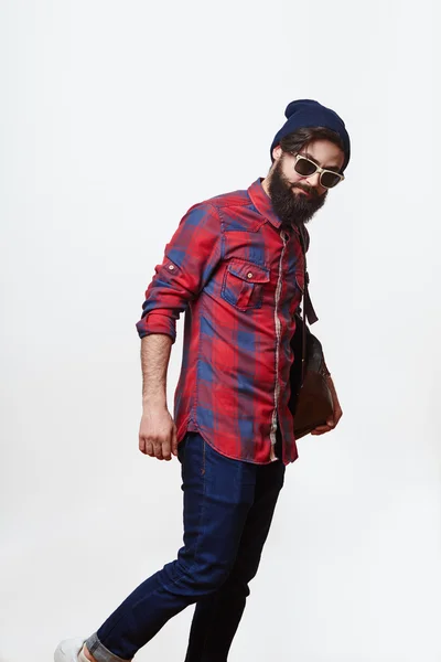 Yakışıklı sakallı adam güneş gözlüğü ve sırt çantası — Stok fotoğraf