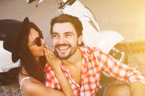 Χαμογελαστός νεαρός hipster ζευγάρι ψιθυρίζοντας τη κουτσομπολιού — Φωτογραφία Αρχείου