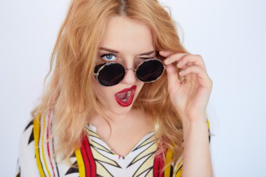 Genç hippi kadın boho tarzı giysiler