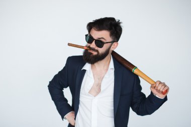 Kızgın sakallı adam siyah takım elbise ve güneş gözlüğü