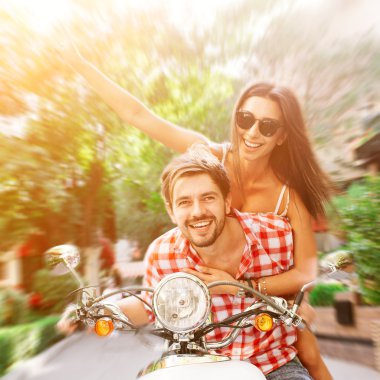 Çift bir motosiklet sürme seviyor