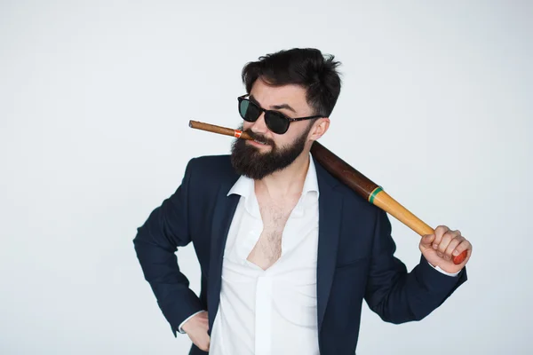 Злой бородатый мужчина в черном костюме и солнечных очках — стоковое фото