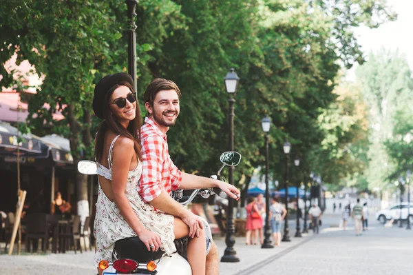 Retrato vista trasera de feliz pareja montando un scooter — Foto de Stock