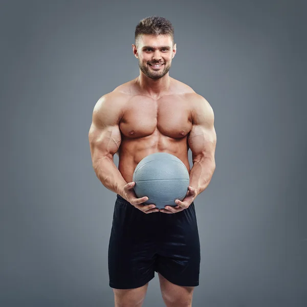 Hombre sosteniendo una pelota de fitness medicina — Foto de Stock