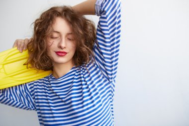 Güzel hippi kız kaykay ile