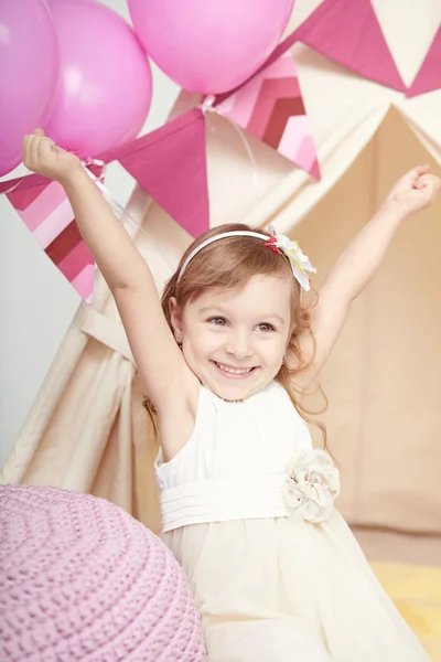 Menina se alegrando na festa de aniversário — Fotografia de Stock