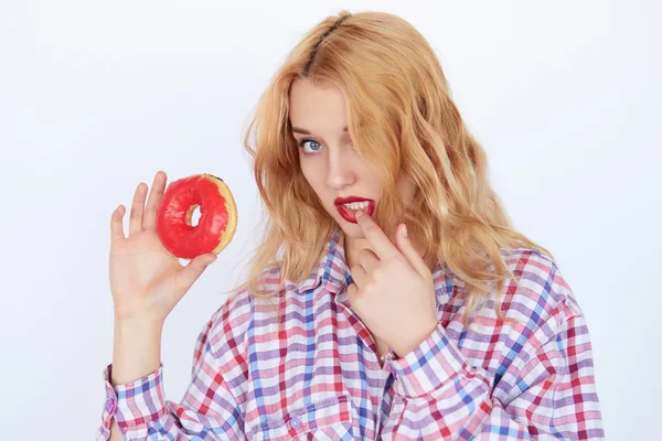 微笑的女人抱着一个红色的甜甜圈的肖像 — 图库照片