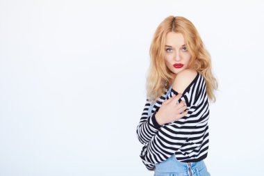 Elbiselerini alarak çekici kız