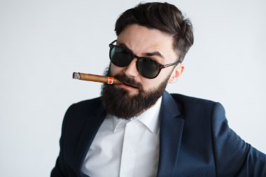 Güzel acımasız adam sakallı 