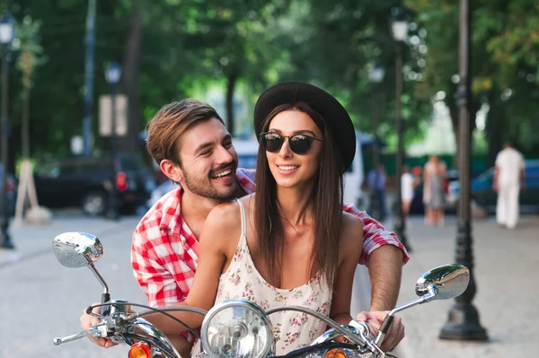 Pareja joven y despreocupada aprendiendo a conducir un scooter — Foto de Stock