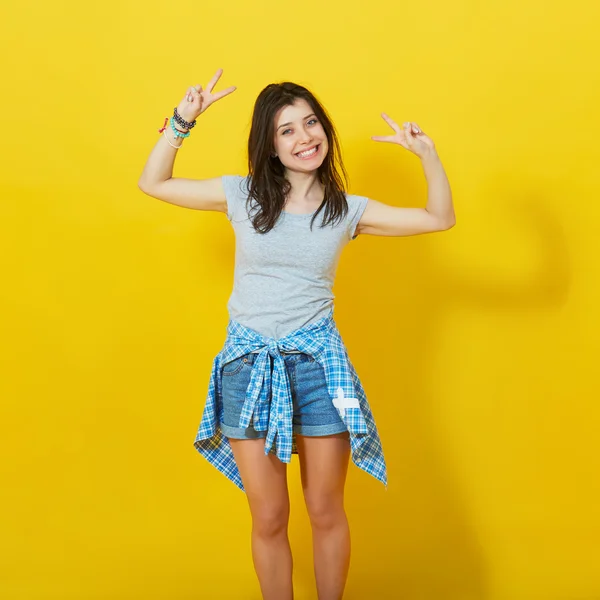 Chica joven extendiendo las manos aisladas sobre fondo amarillo —  Fotos de Stock