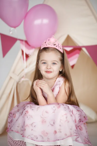 Aniversário menina vestindo um vestido rosa e coroa — Fotografia de Stock