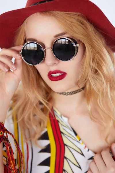 Model nosi okulary przeciwsłoneczne czarny — Zdjęcie stockowe