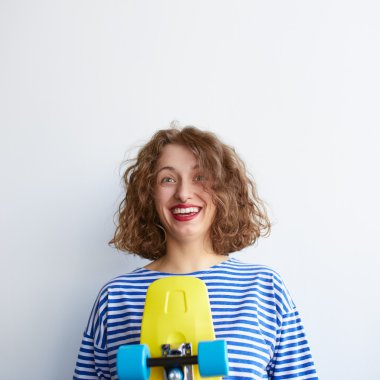 Nerdy kıvırcık genç kadın 