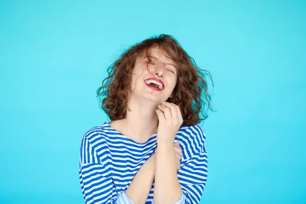 Hipster tienermeisje tegen blauw — Stockfoto