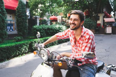 Yakışıklı adam bir scooter sürme
