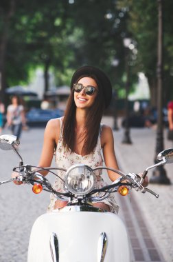 Genç neşeli kız sürüş scooter  
