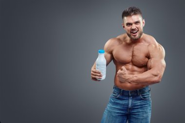   adam beyaz sallamak şişe ile.